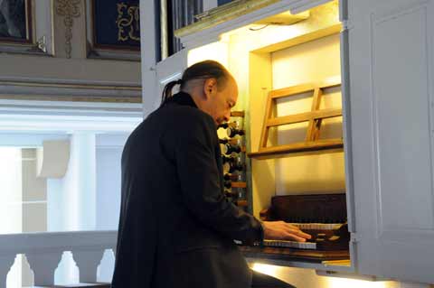 Henning Pertiet an der Thielemann-Orgel in der Dreifaltigkeitskirche Gräfenhain