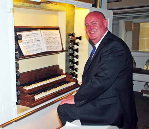 Organist Paul Rosoman an der Thielemann-Orgel in der Dreifaltigkeitskirche Gräfenhain