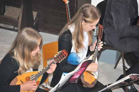 Nachwuchsgruppe des Mandolinenorchesters "Euphonia" in der Stadtkirche Waltershausen