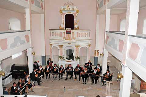 Mandolinenorchester "Euphonia" in der St. Maria-Magdalena Kirche in Langenhain Mandolinenorchester "Euphonia" in der St. Maria-Magdalena Kirche in Langenhain