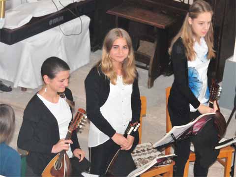 Nachwuchsgruppe des Mandolinenorchesters "Euphonia" in der Stadtkirche Waltershausen Nachwuchsgruppe des Mandolinenorchesters "Euphonia" in der Stadtkirche Waltershausen