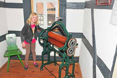 Wäschemangel in der Veit Bach Obermühle im Bachstammort Wechmar