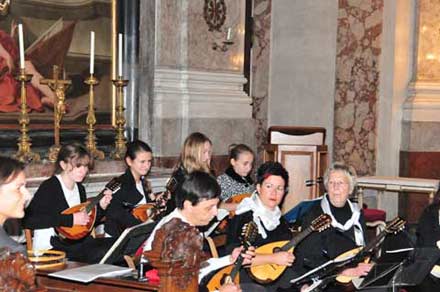 Schlosskapelle Schönbrunn Wien mit Mandolinenorchester Euphonia