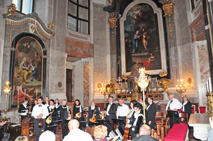 Schlosskapelle Schönbrunn Wien mit Mandolinenorchester Euphonia