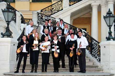 Treppe des Ehrenhofs vom Schlosses Schönbrunn mit Mandolinenorchester Euphonia