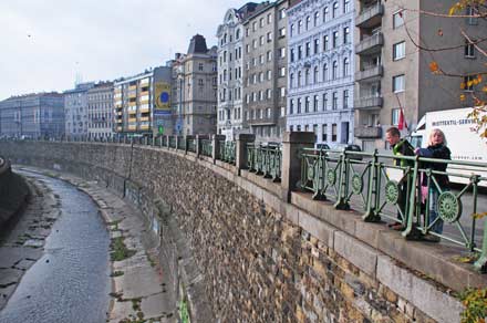 Wienzeile mit Fluss Wien